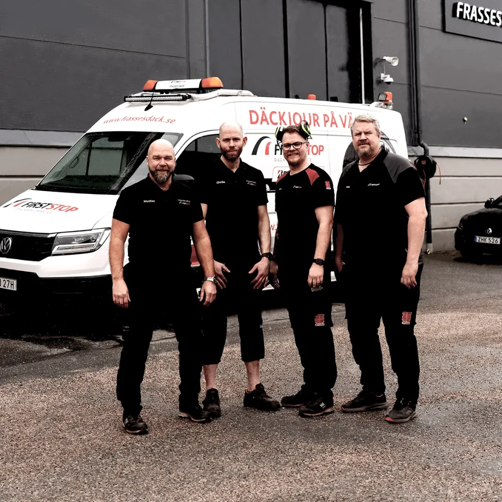 Bild på fyra från personalen, bakom dom deras jourbil